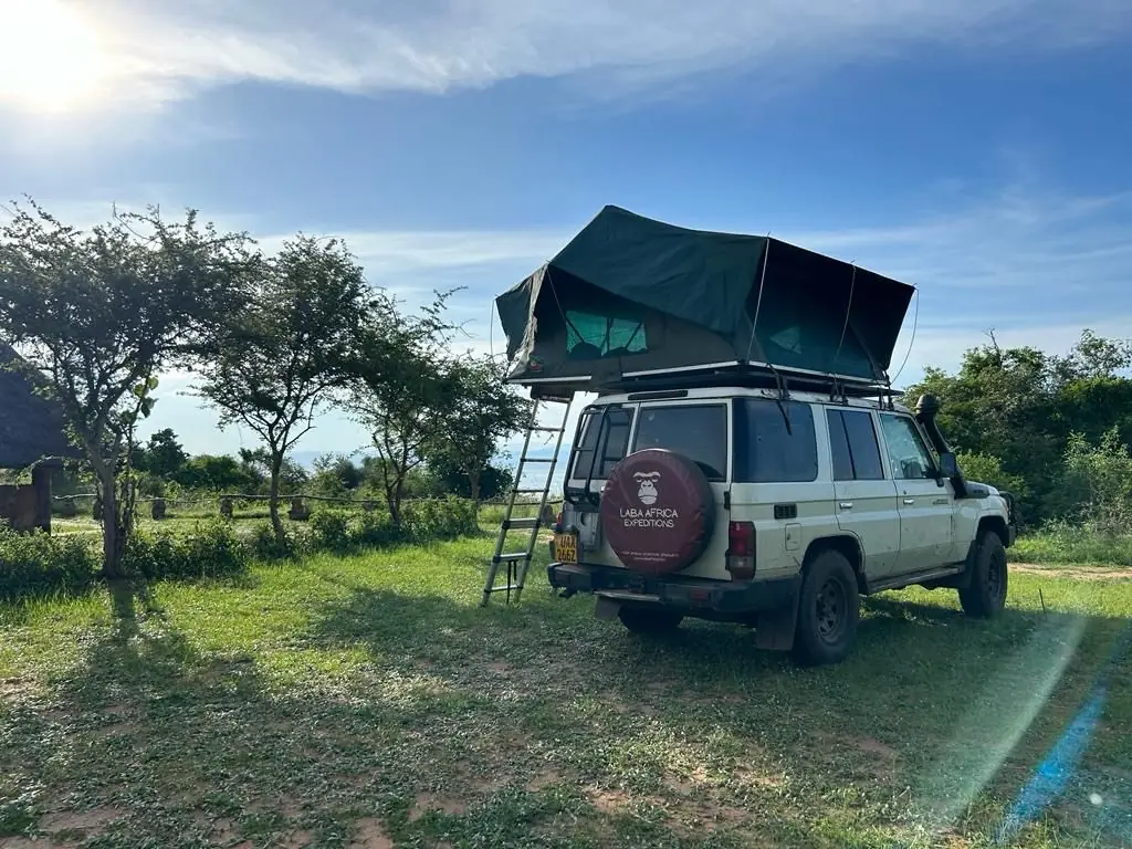 Safari 4x4 with rooftop tent